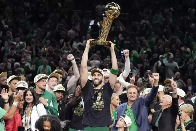 詹姆斯险胜乔丹：112名NBA球员投票选出GOAT